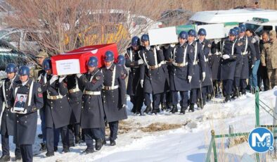 Depremde hayatını kaybeden uzman çavuş, eşi ve kızı toprağa verildi