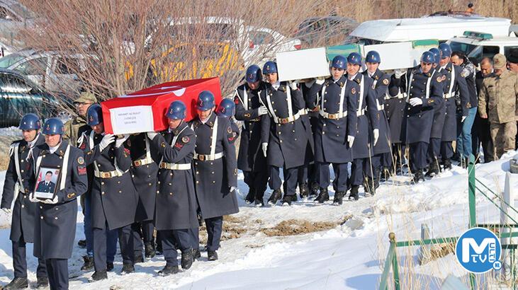 Depremde hayatını kaybeden uzman çavuş, eşi ve kızı toprağa verildi