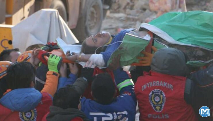 Diyarbakır’da 101 saat sonra anne ve oğlu kurtarıldı