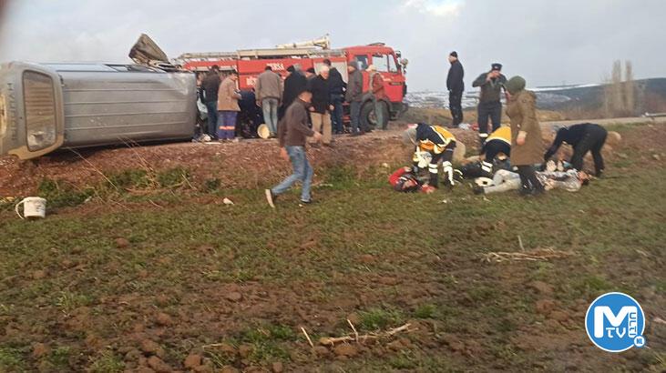 Feci kaza! Minibüsle otomobil çarpıştı: 3 ölü, 7 yaralı
