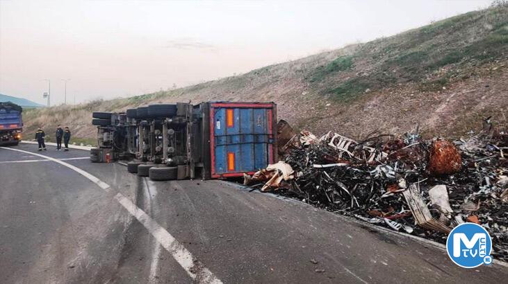 İzmir’de kontrolden çıkan hurda yüklü çekici devrildi