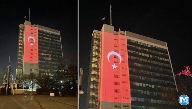 Kosova Başbakanlık binasına Türk bayrağı silueti yansıtıldı