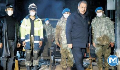 Mehmetçik gece sokak nöbetinde