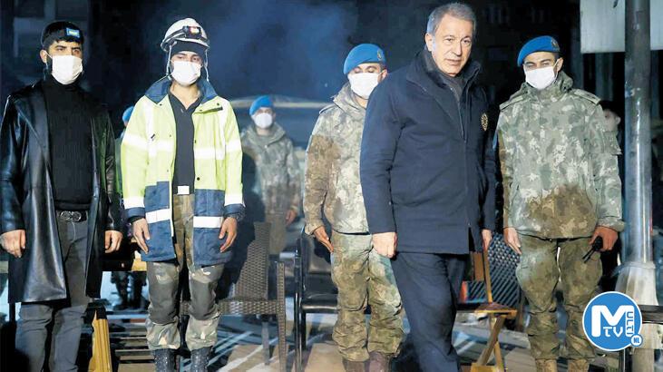 Mehmetçik gece sokak nöbetinde