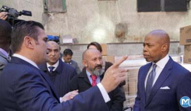 New York Belediye Başkanı Adams’tan Türk camisine ziyaret