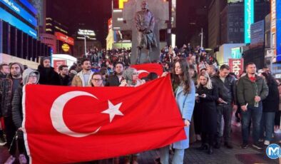 New York’un Times Meydanı’nda depremlerde hayatını kaybedenler anıldı