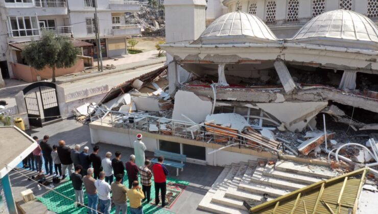 “Asrın felaketi”nin yaşandığı Hatay’da cuma namazı kılındı