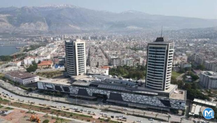 87 metrelik iki kuleye sahip yapı yerinden oynamadı