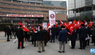 CHP’ye büyük tepki! Genel Merkez önünde protesto!