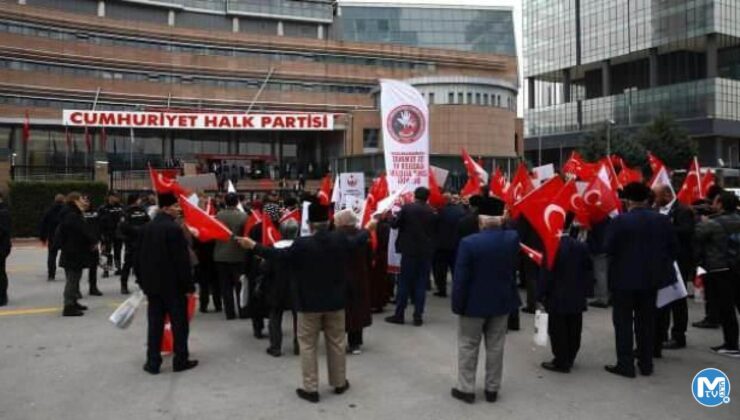 CHP’ye büyük tepki! Genel Merkez önünde protesto!