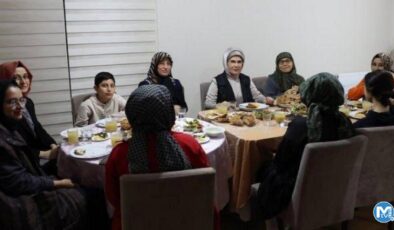 Emine Erdoğan, ilk iftarını depremzede aile ile birlikte yaptı