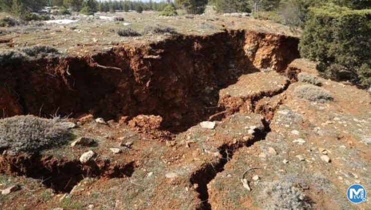 Göksun’da oluşan derin yarıklar şaşkına çevirdi: Ürpertici görüntülerle karşılaştık