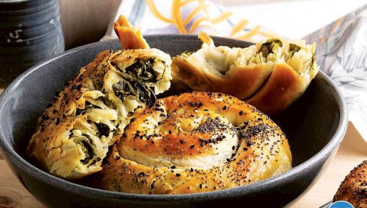 Karışık otlu el açması börek