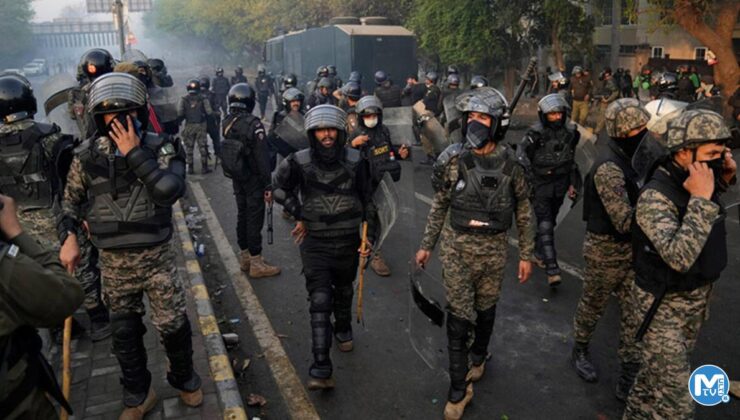 Pakistan’da gözaltına alınmak istenen İmran Han’ın destekçileriyle polis arasında çatışma
