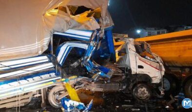 Sultangazi’de hafriyat kamyonuna çarpan kamyonet, taksiyi altına aldı!