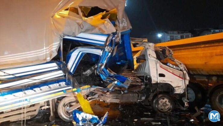 Sultangazi’de hafriyat kamyonuna çarpan kamyonet, taksiyi altına aldı!