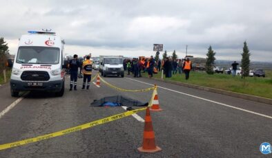 Çalışma yapan işçilere araç çarptı: 3 ölü