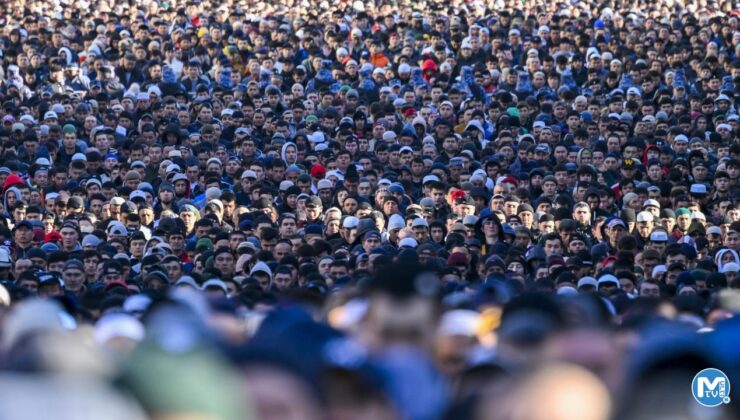 Rusya’da Müslümanlar camilere sığmadı