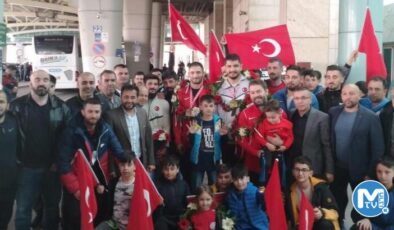 Şampiyon Taha Akgül ve Serbest Stil Güreş Milli Takımı Türkiye’ye döndü