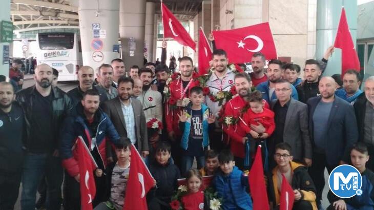 Şampiyon Taha Akgül ve Serbest Stil Güreş Milli Takımı Türkiye’ye döndü