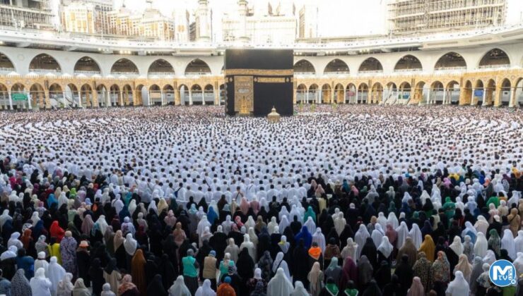 Yüz binlerce Müslüman Kabe’de bayram namazını kıldı