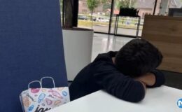 5 yaşındaki depremzede çocuk Hollanda’da tek başına bulundu