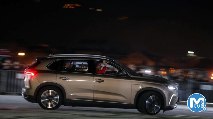 Bakan Varank, motosiklet ile geldiği havalimanında Togg ile drift attı