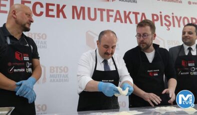 Bakan Varank mutfakta! Önlüğü taktı, cantığı açtı