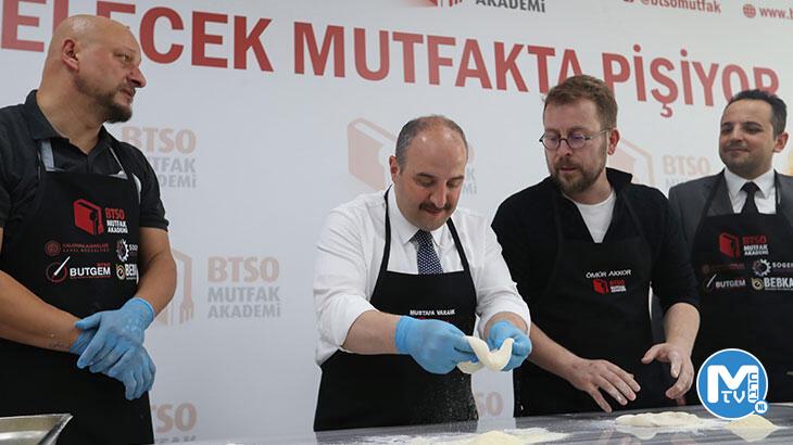 Bakan Varank mutfakta! Önlüğü taktı, cantığı açtı