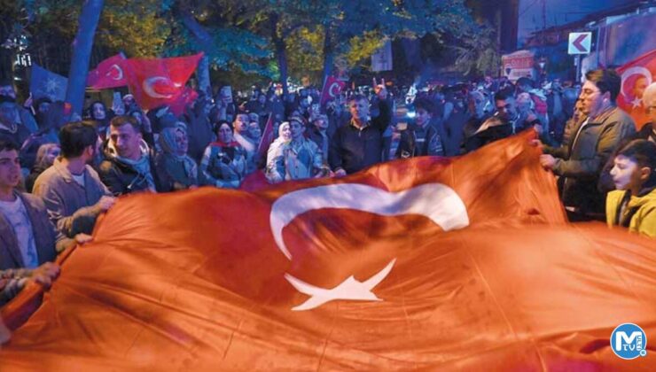 Dünya ikinci tura odaklandı: Seçmene övgü… AB: Yüksek katılım iyi bir haber