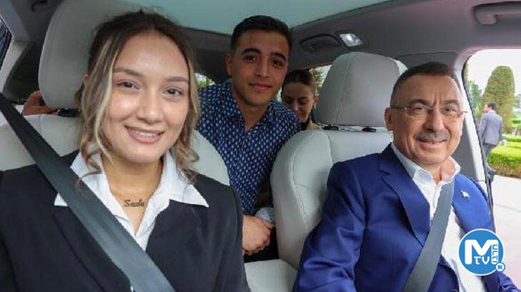 Fuat Oktay, gençlere Togg deneyimi yaşattı