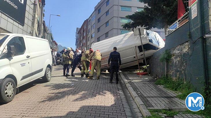 Kağıthane’de kaldırımdaki kadına çarpıp iki araç arasında sıkıştırdı