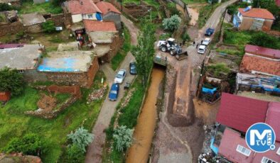 Afyonkarahisar’da sağanak yağış sele yol açtı: Sokaklar su altında kaldı.