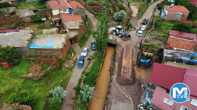 Afyonkarahisar’da sağanak yağış sele yol açtı: Sokaklar su altında kaldı.