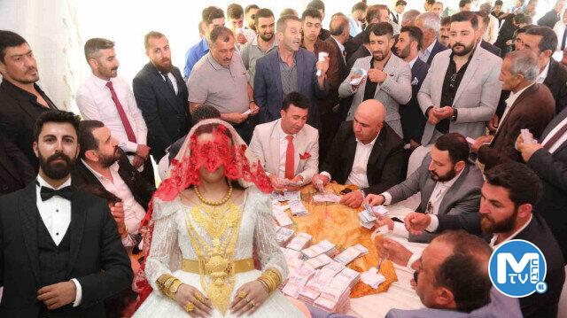 Aşiret düğününde takı töreni tam 5 saat sürdü: Paraları bavulla taşıdılar