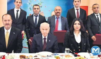 Bahçeli Genel Merkez personeli ile buluştu