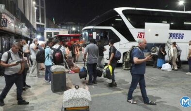 Bayram tatili öncesi otogarda akşam yoğunluğu