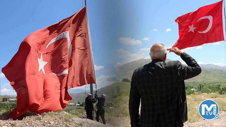 Eşini kaybettikten sonra bayrak nöbetini tek başına sürdürüyor