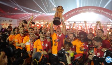 Galatasaray, Nef Stadı’nda kupayı kaldırdı! Şampiyonluk kutlamasında büyük coşku, ünlü isimler ve oyuncular…