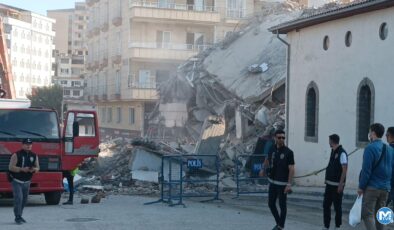 Gaziantep’te hasarlı bina yıkım sırasında çöktü