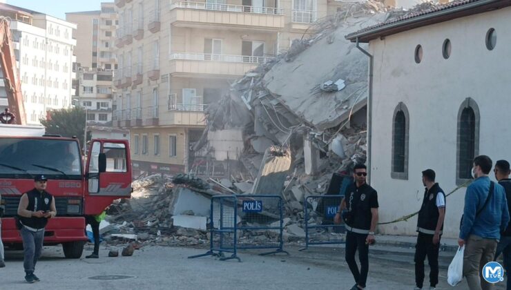 Gaziantep’te hasarlı bina yıkım sırasında çöktü