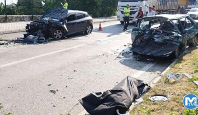 Karşı şeride geçip, kafa kafaya çarpıştılar! 1 ölü, 7 yaralı