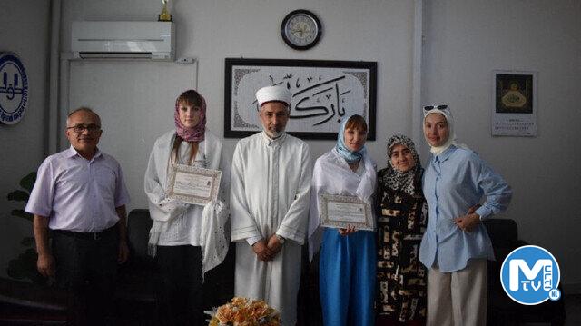 Ukraynalı anne ve kızı İslam’ı seçti: “Ayşe” ve “Aliya” ismini aldılar