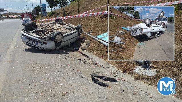 Pendik’te aydınlatma direğine çarpıp devrilen otomobilin sürücüsü yaralandı
