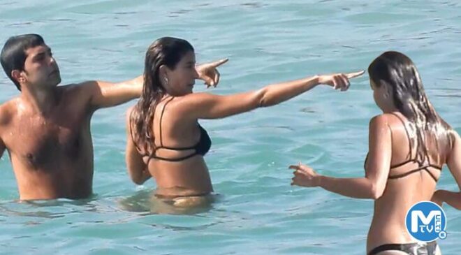 Berrak Tüzünataç’ın bitmeyen tatili! Denizde sohbet etti