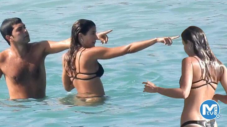 Berrak Tüzünataç’ın bitmeyen tatili! Denizde sohbet etti